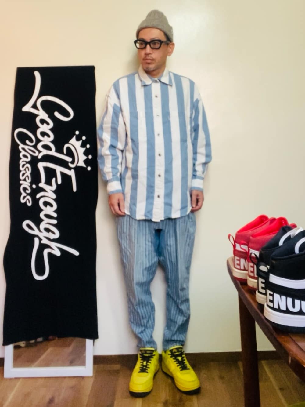 ホワイト系のシャツ/ブラウス、ブルー系のデニムパンツ、イエロー系のスニーカーを着用したメンズの冬コーディネートの2枚目の写真