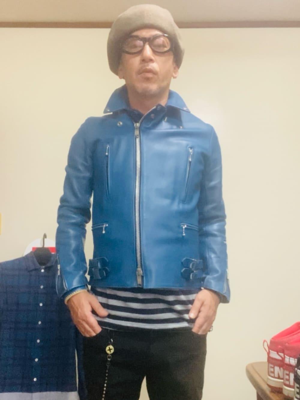 ブルー系のライダースジャケット、ブラック系のパンツ、ブルー系のブーツを着用したメンズの秋コーディネートの3枚目の写真