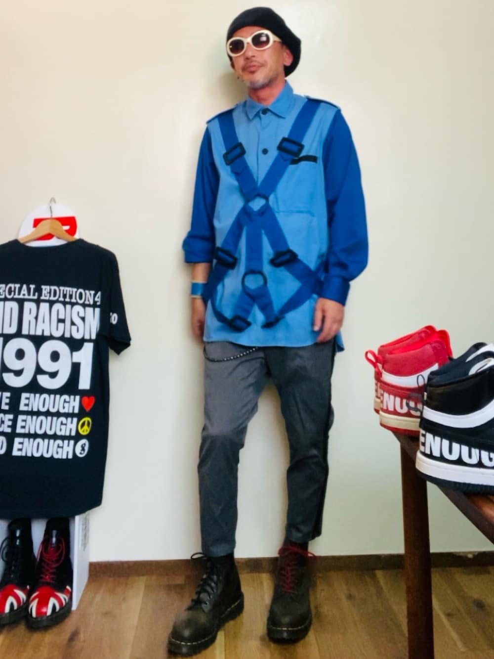 ブルー系のシャツ/ブラウス、グレー系のスラックス、グリーン系のブーツを着用したメンズの秋コーディネートの2枚目の写真