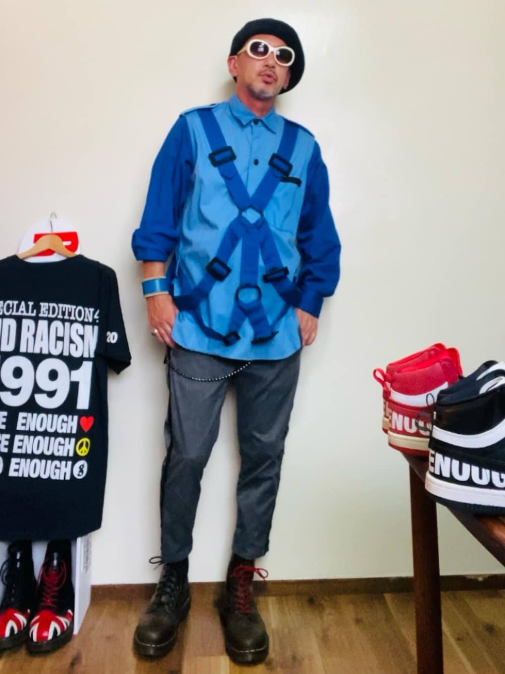 ブルー系のシャツ/ブラウス、グレー系のスラックス、グリーン系のブーツを着用したメンズの秋コーディネートの4枚目の写真