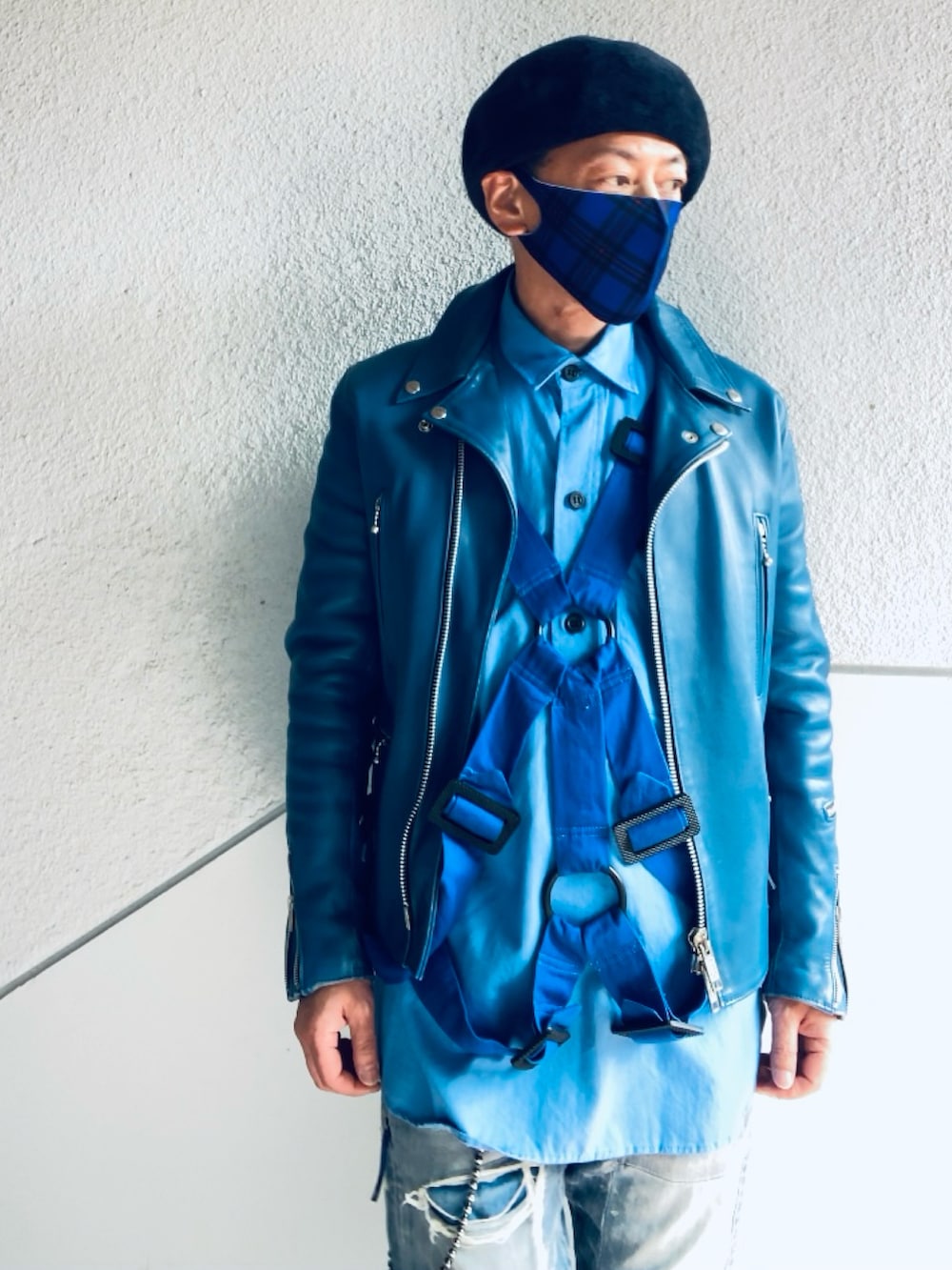 ブルー系のライダースジャケット、ブルー系のシャツ/ブラウス、ブルー系のデニムパンツを着用したメンズの春コーディネートの2枚目の写真