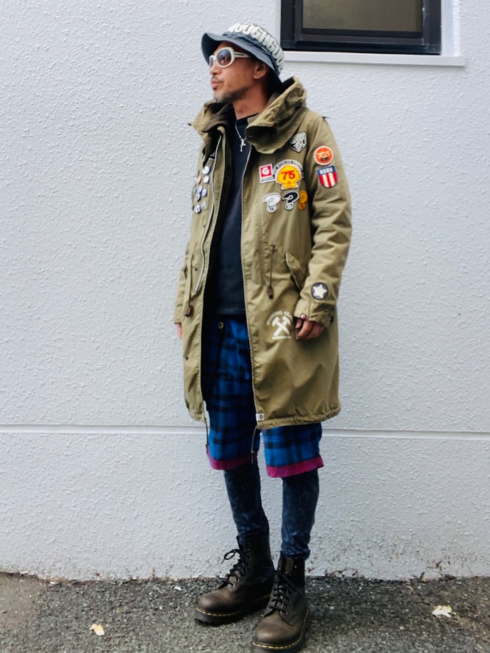 グリーン系のモッズコート、ブルー系のその他パンツ、グリーン系のブーツを着用したメンズの春コーディネートの5枚目の写真