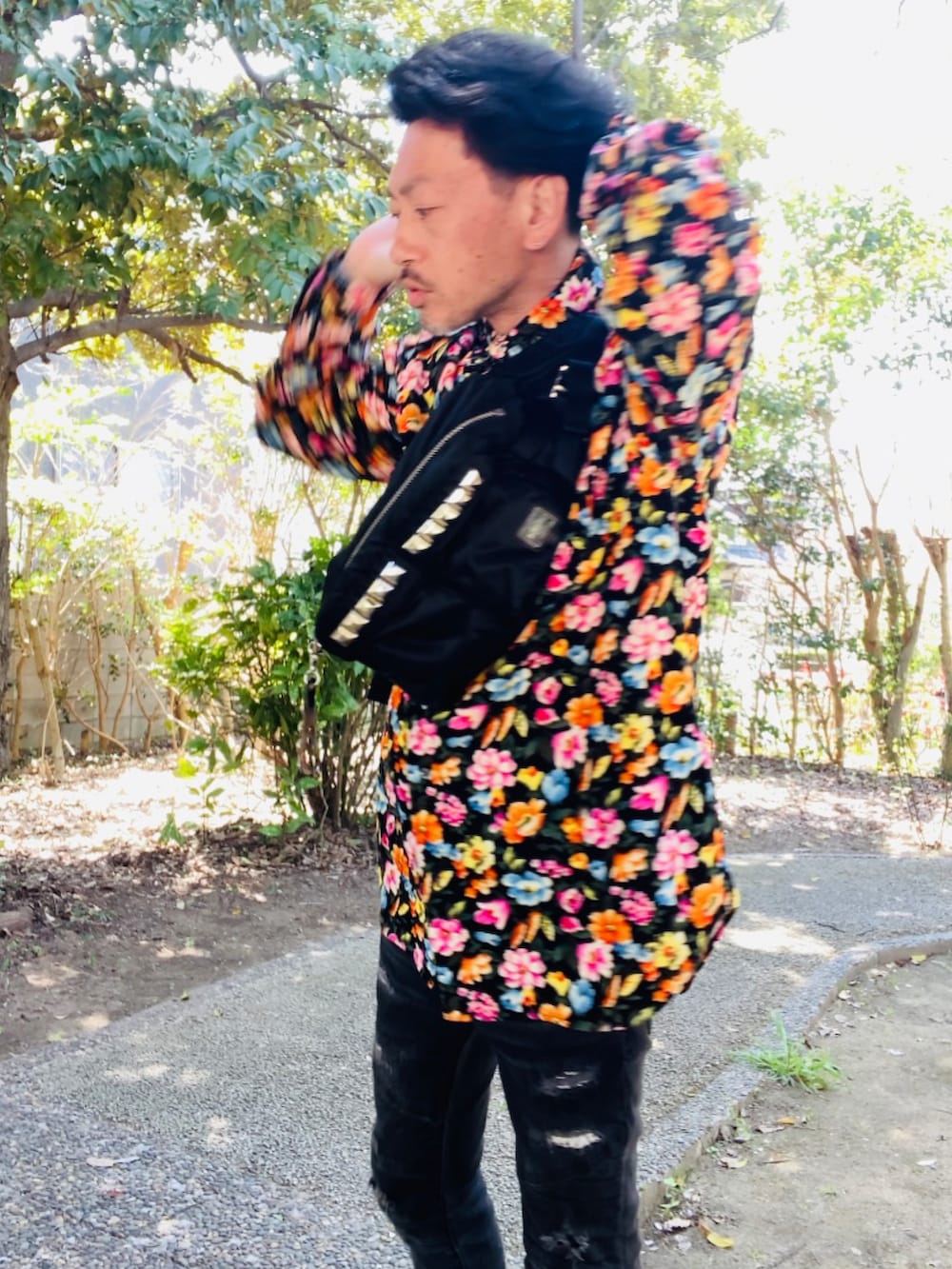 その他のシャツ/ブラウス、ブラック系のボディバッグ/ウエストポーチ、ブラック系のデニムパンツを着用したメンズの春コーディネートの3枚目の写真