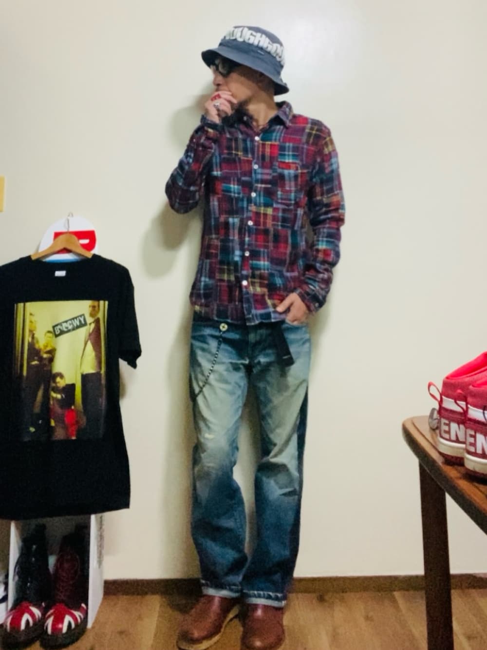 その他のシャツ/ブラウス、ブルー系のデニムパンツ、ブラウン系のブーツを着用したメンズの秋コーディネートの2枚目の写真