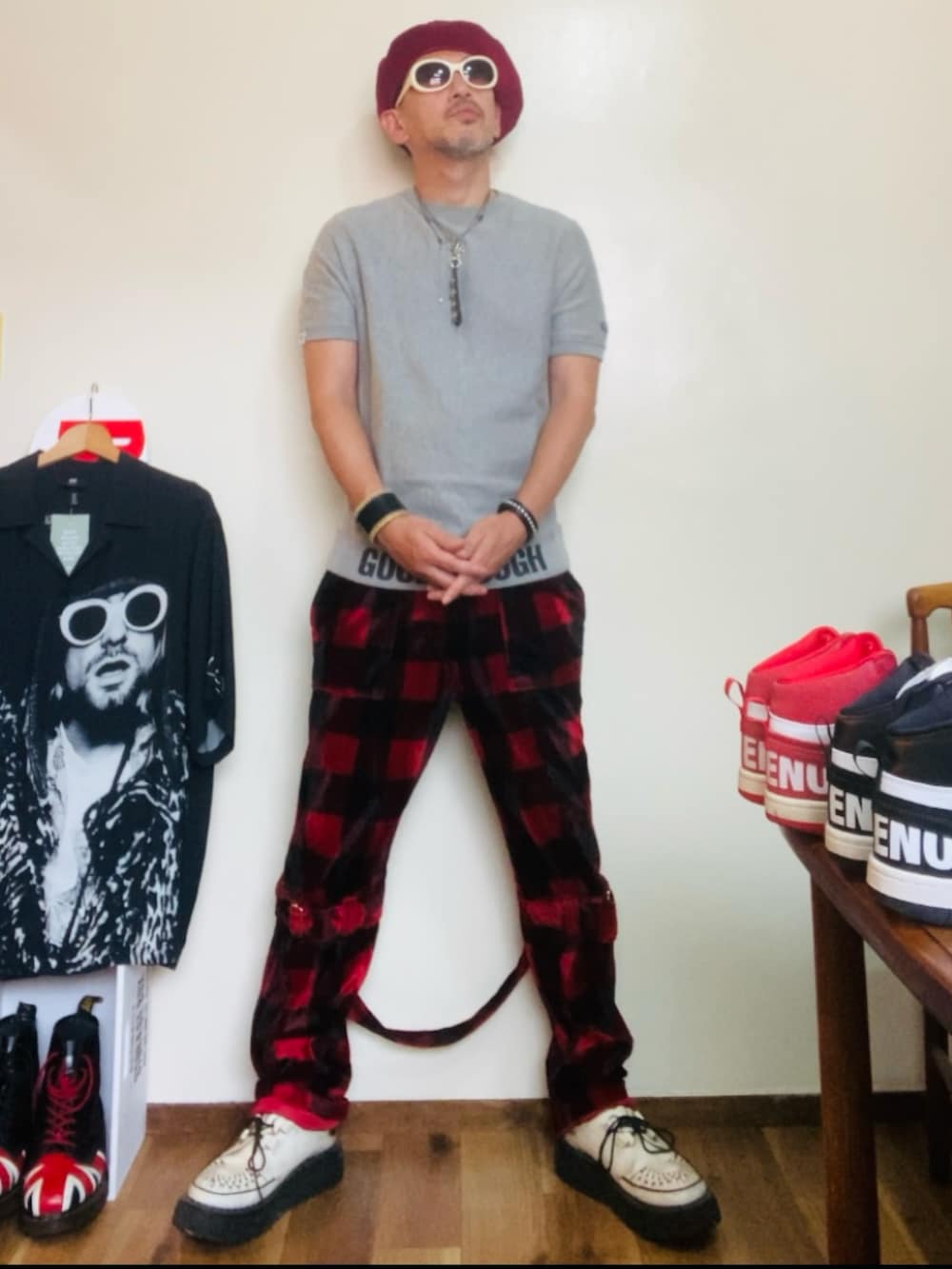 グレー系のスウェット、レッド系のその他パンツ、ホワイト系のその他シューズを着用したメンズの夏コーディネートの3枚目の写真