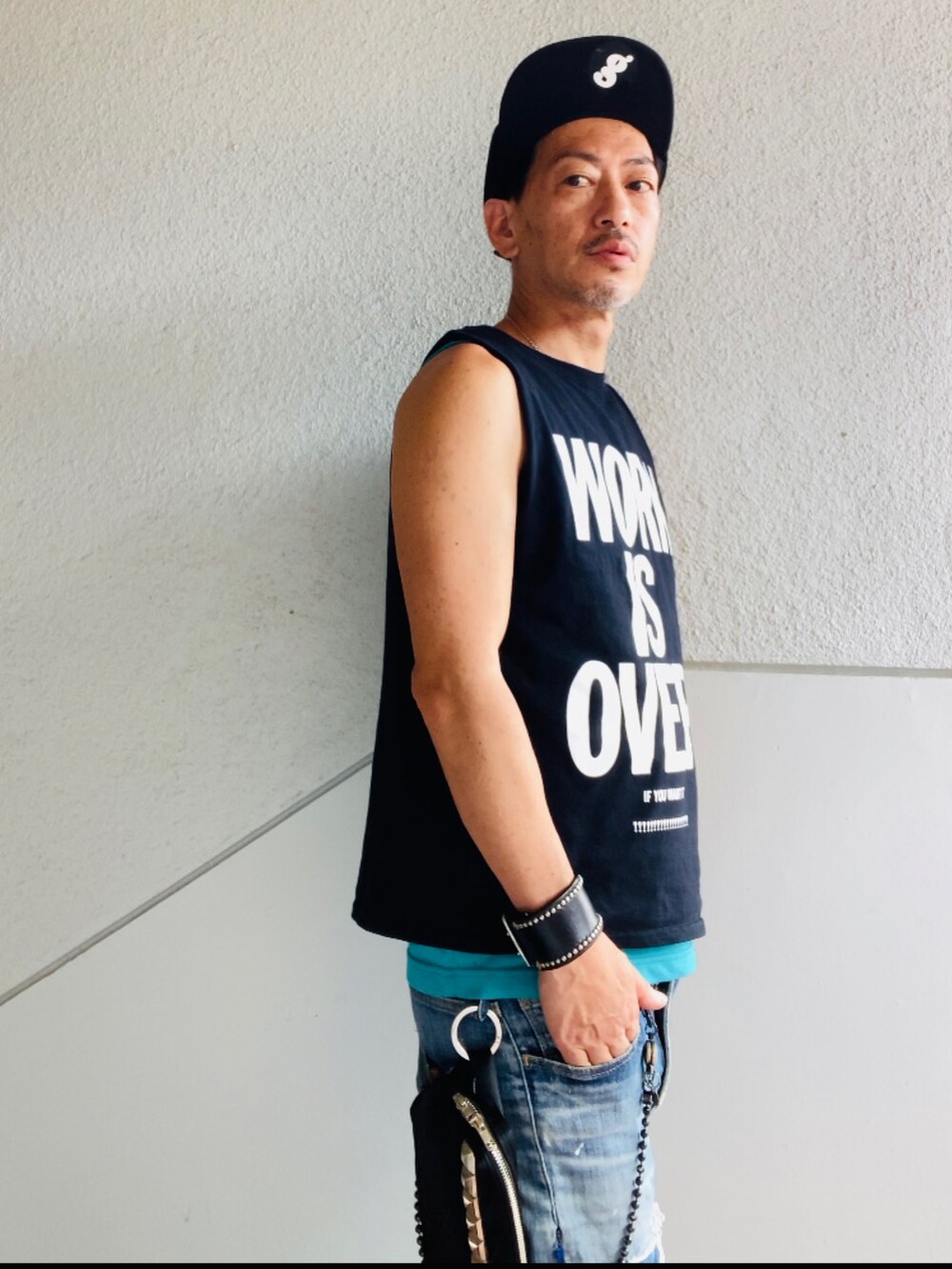 「キャップ、ノースリーブ、タンクトップ、デニム、ウエストポーチ、フリップキャップ、夏コーデ、夏だ！Tシャツ着よう！」｜「Mighty Shineの【Mighty Shine】別注FLIP CAP TWILL  フリップキャップツイル（キャップ、ブラック系）」を使った、GOODMAN®️さん（メンズ・168cm）の夏コーディネートの3枚目の写真