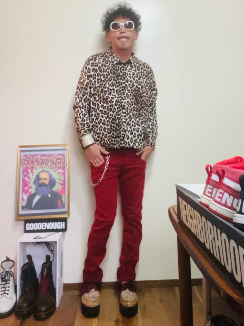 ベージュ系のシャツ/ブラウス、レッド系のデニムパンツ、その他のシューズを着用したメンズの夏コーディネートの2枚目の写真
