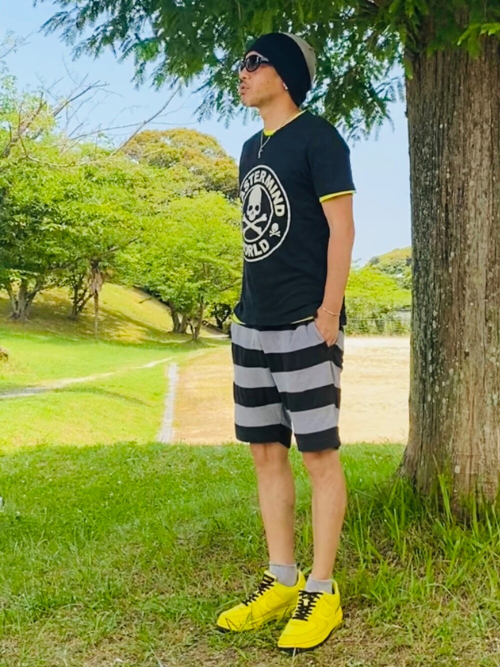 ブラック系のTシャツ/カットソー、グレー系のTシャツ/カットソー、イエロー系のスニーカーを着用したメンズの夏コーディネートの5枚目の写真