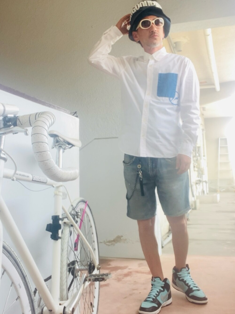 ホワイト系のシャツ/ブラウス、ブルー系のその他パンツ、グリーン系のスニーカーを着用したメンズの春コーディネートの5枚目の写真