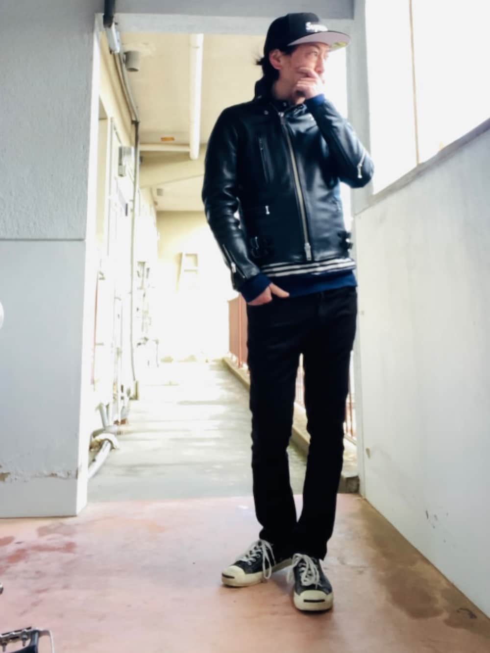 ブラック系のライダースジャケット、ブラック系のパンツ、ブラック系のスニーカーを着用したメンズの冬コーディネートの3枚目の写真
