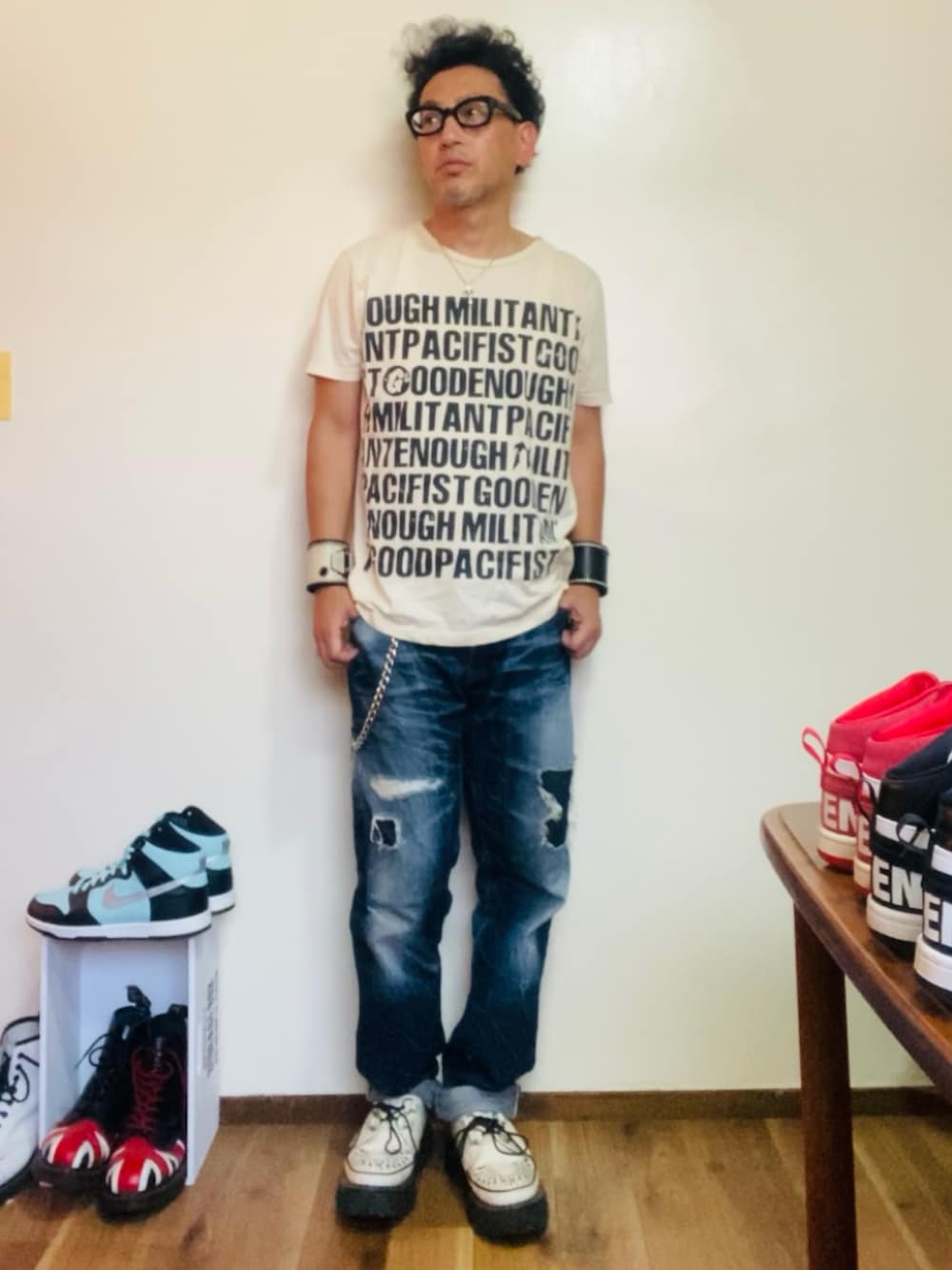 ホワイト系のその他シューズ、ベージュ系のTシャツ/カットソー、ブルー系のデニムパンツを着用したメンズの夏コーディネートの2枚目の写真
