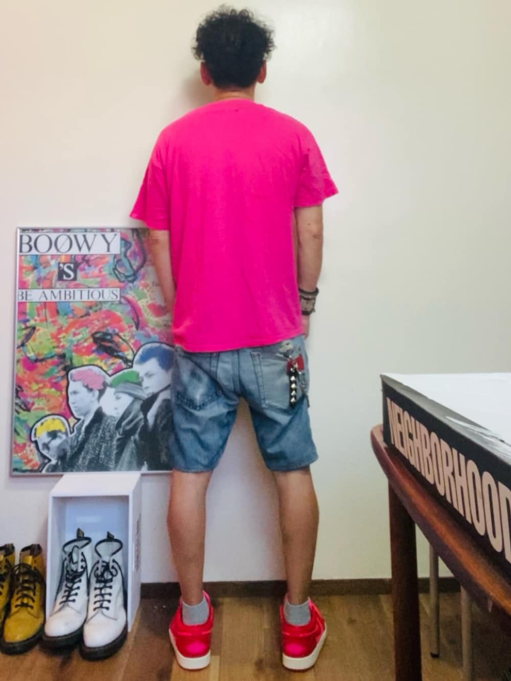 ピンク系のTシャツ/カットソー、ブルー系のその他パンツ、ピンク系のスニーカーを着用したメンズの夏コーディネートの4枚目の写真
