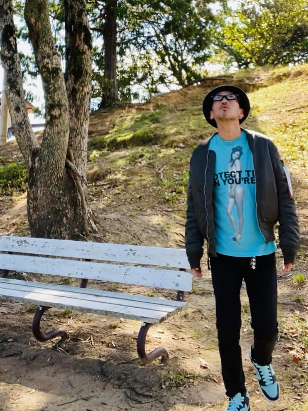 グレー系のMA-1、ブルー系のTシャツ/カットソー、ブラック系のデニムパンツを着用したメンズの秋コーディネートの2枚目の写真