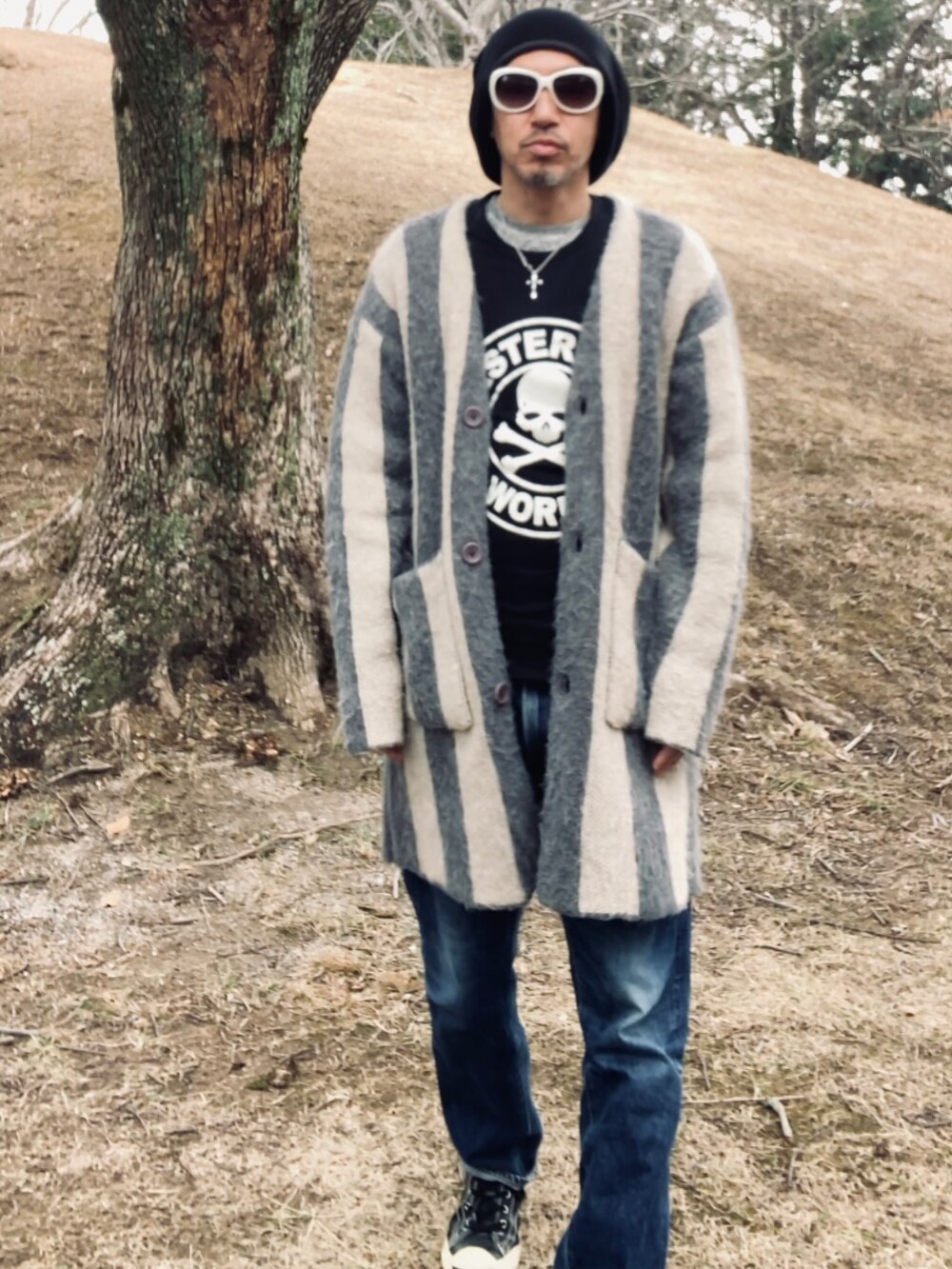 ブルー系のデニムパンツ、ブラック系のTシャツ/カットソー、ブラック系のスニーカーを着用したメンズの冬コーディネートの5枚目の写真