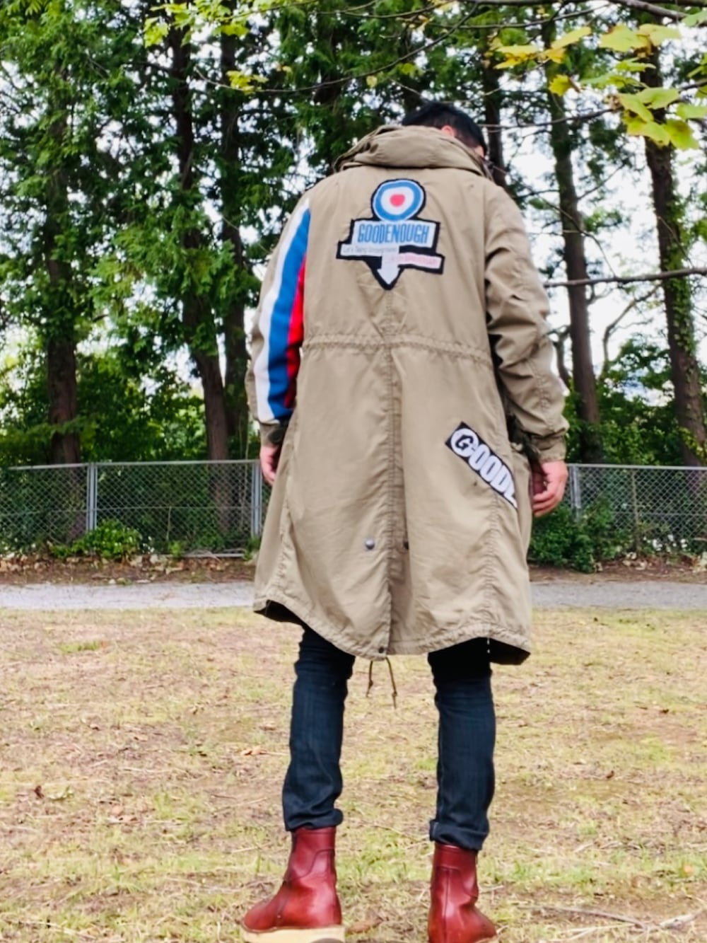 グリーン系のモッズコート、ブルー系のシャツ/ブラウス、ブラック系のデニムパンツを着用したメンズの秋コーディネートの3枚目の写真