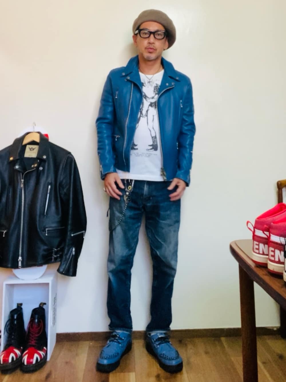 ホワイト系のTシャツ/カットソー、ブルー系のライダースジャケット、ブルー系のデニムパンツを着用したメンズの秋コーディネートの4枚目の写真