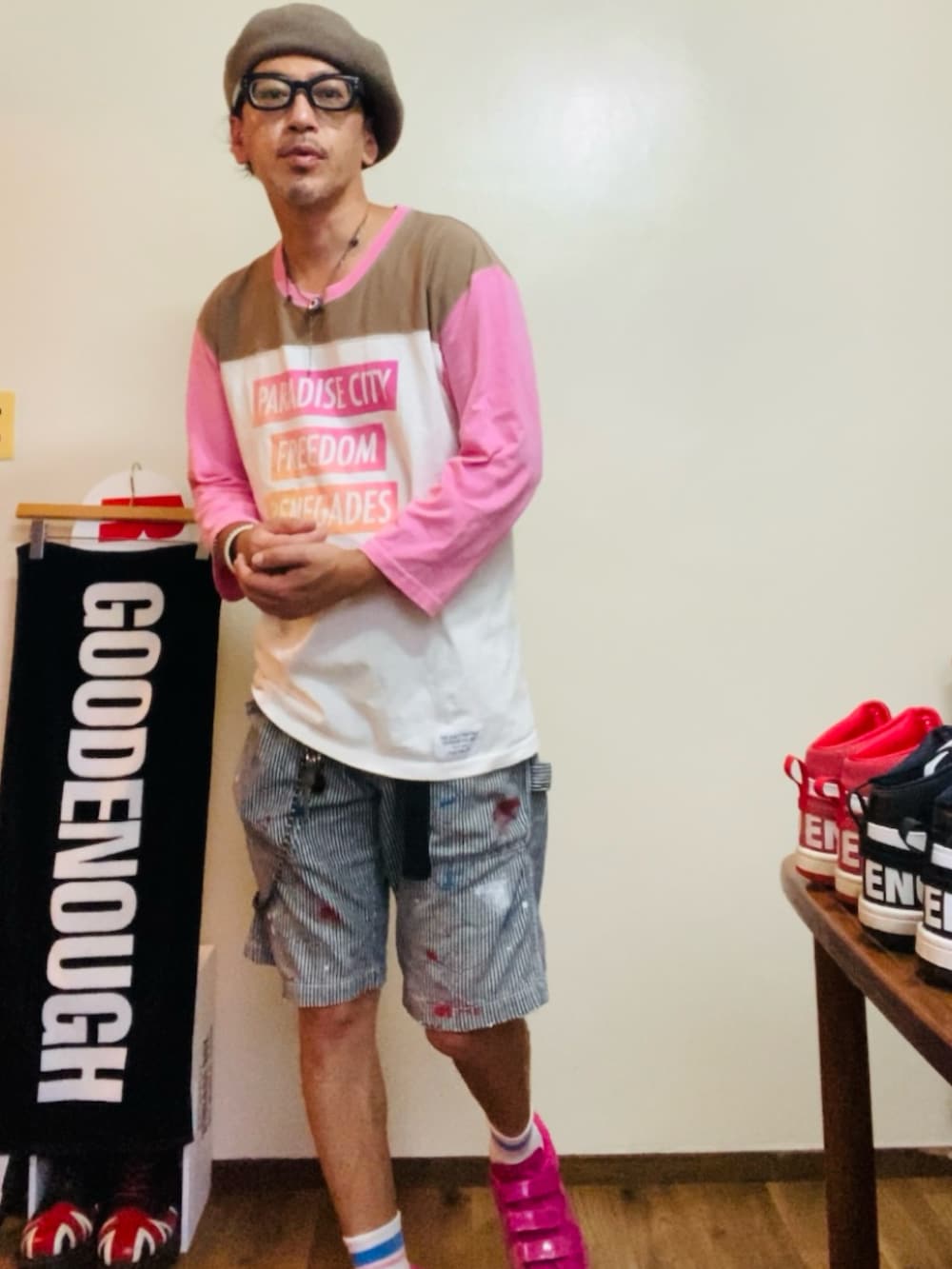 ピンク系のTシャツ/カットソー、グレー系のデニムパンツ、ピンク系のスニーカーを着用したメンズの夏コーディネートの5枚目の写真