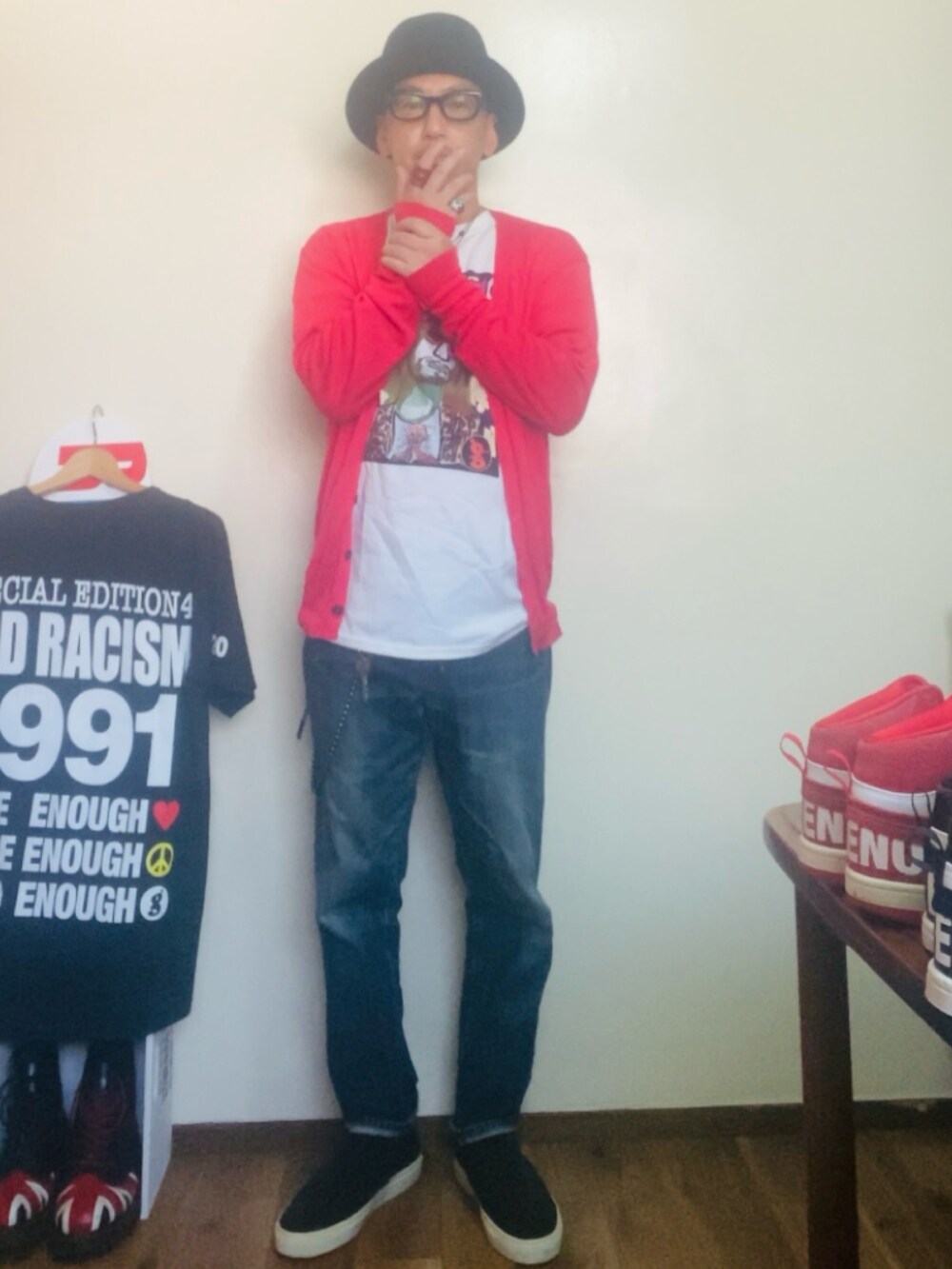 ピンク系のカーディガン/ボレロ、ホワイト系のTシャツ/カットソー、ブルー系のデニムパンツを着用したメンズの秋コーディネートの5枚目の写真