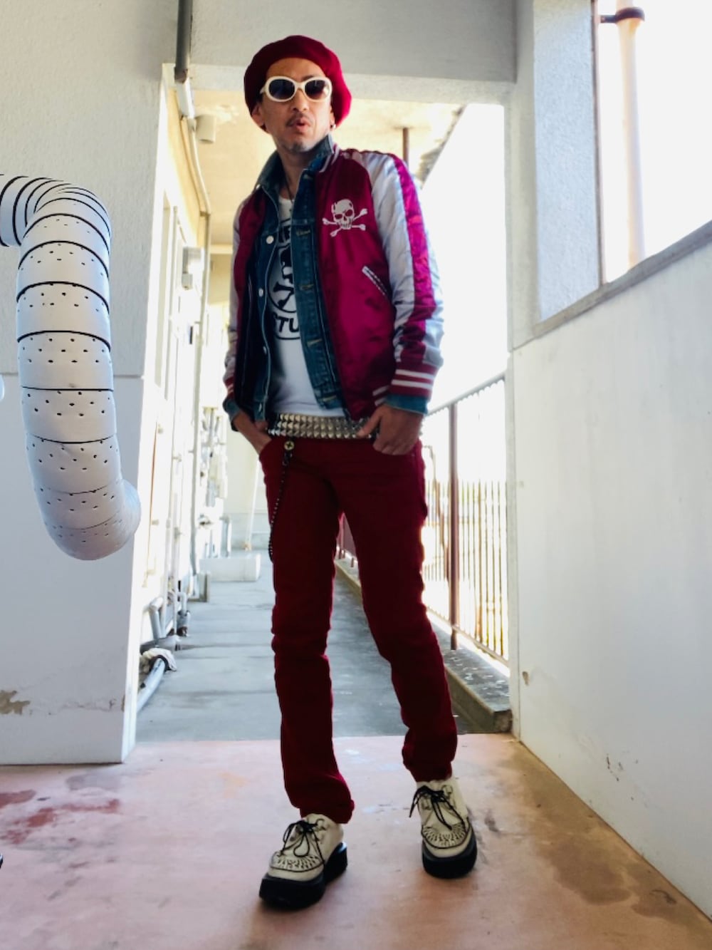 レッド系のスカジャン、ホワイト系のTシャツ/カットソー、レッド系のデニムパンツを着用したメンズの秋コーディネートの4枚目の写真