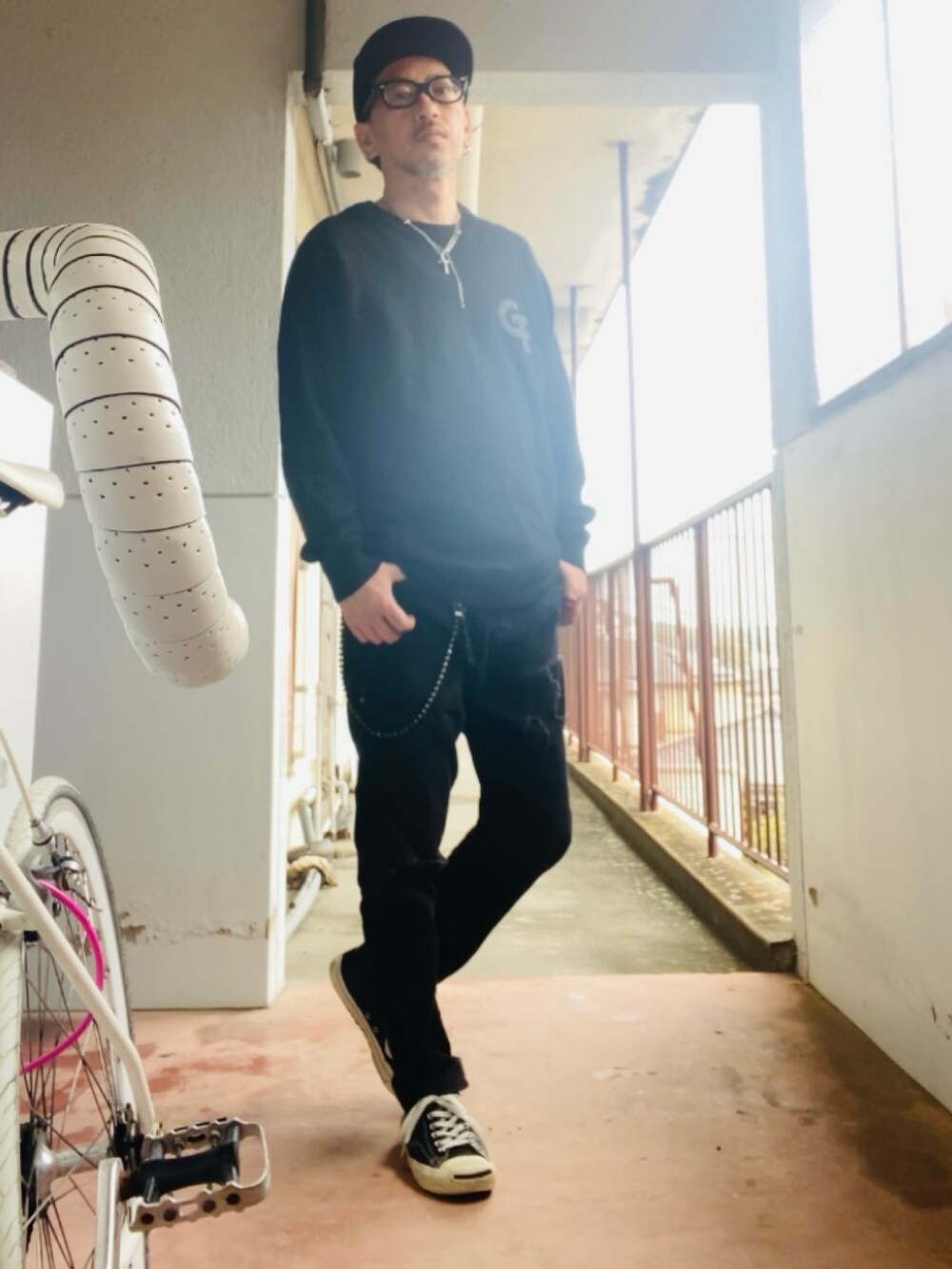 ブラック系のニット/セーター、ブラック系のその他パンツ、ブラック系のスニーカーを着用したメンズの春コーディネートの4枚目の写真