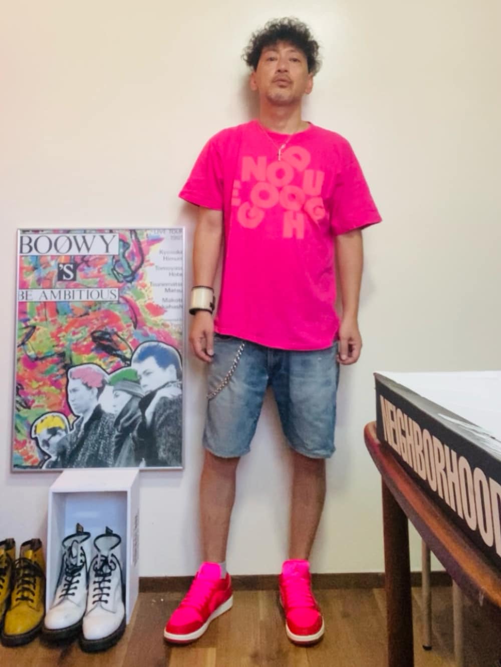 ピンク系のTシャツ/カットソー、ブルー系のその他パンツ、ピンク系のスニーカーを着用したメンズの夏コーディネートの5枚目の写真