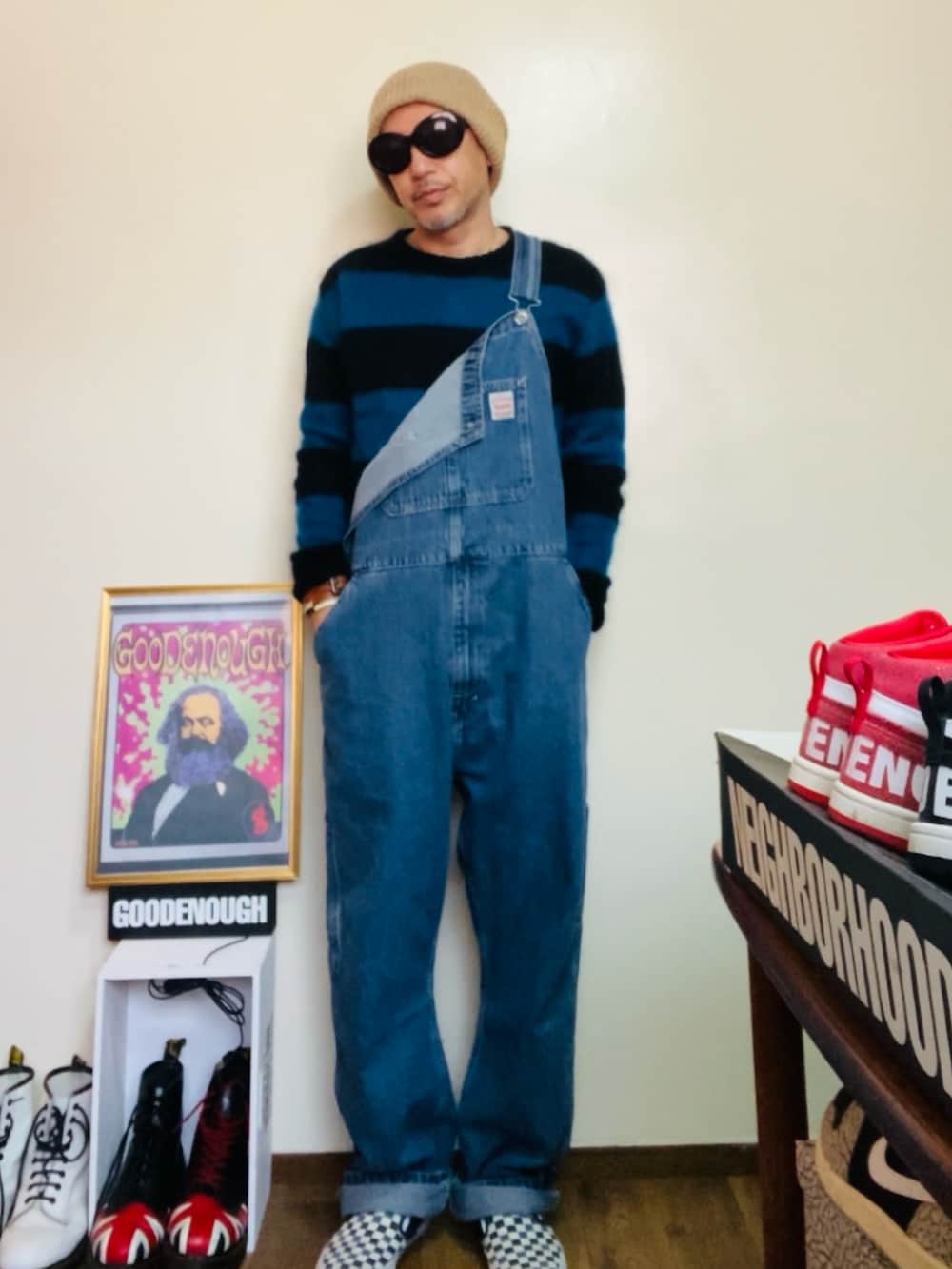 ブルー系のサロペット/オーバーオール、ブルー系のニット/セーター、ブルー系のスリッポンを着用したメンズの冬コーディネートの3枚目の写真