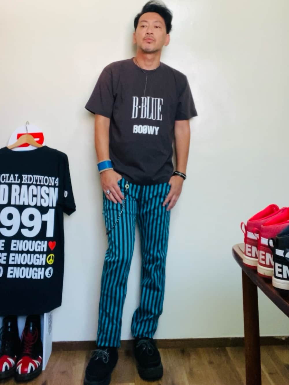 グレー系のTシャツ/カットソー、ブルー系のその他パンツ、ブラック系のドレスシューズを着用したメンズの秋コーディネートの4枚目の写真