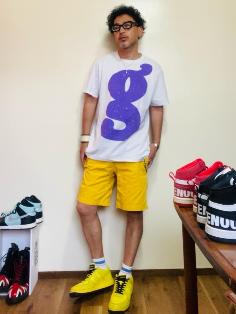ホワイト系のTシャツ/カットソー、イエロー系のその他パンツ、イエロー系のスニーカーを着用したメンズの夏コーディネートの2枚目の写真