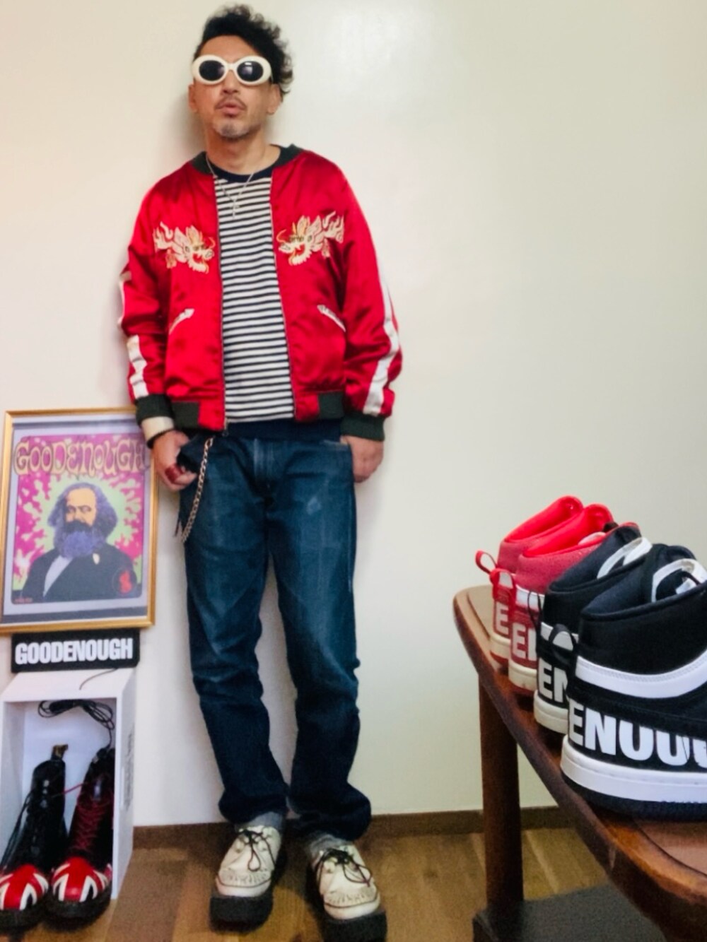 ブラック系のスカジャン、ブルー系のスウェット、ブルー系のデニムパンツを着用したメンズの冬コーディネートの3枚目の写真