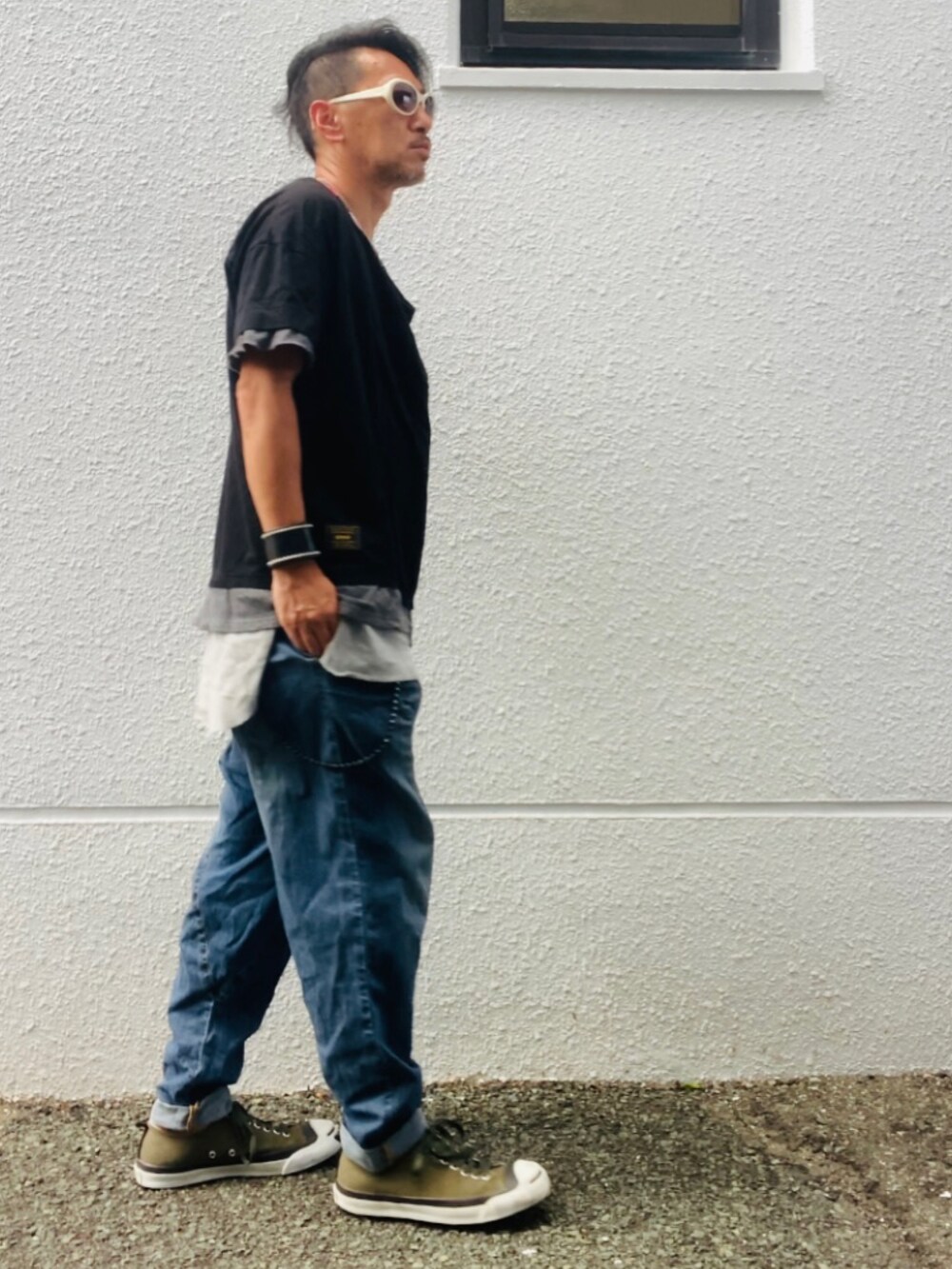 ブラック系のTシャツ/カットソー、ピンク系のタンクトップ、ブルー系のデニムパンツを着用したメンズの夏コーディネートの4枚目の写真