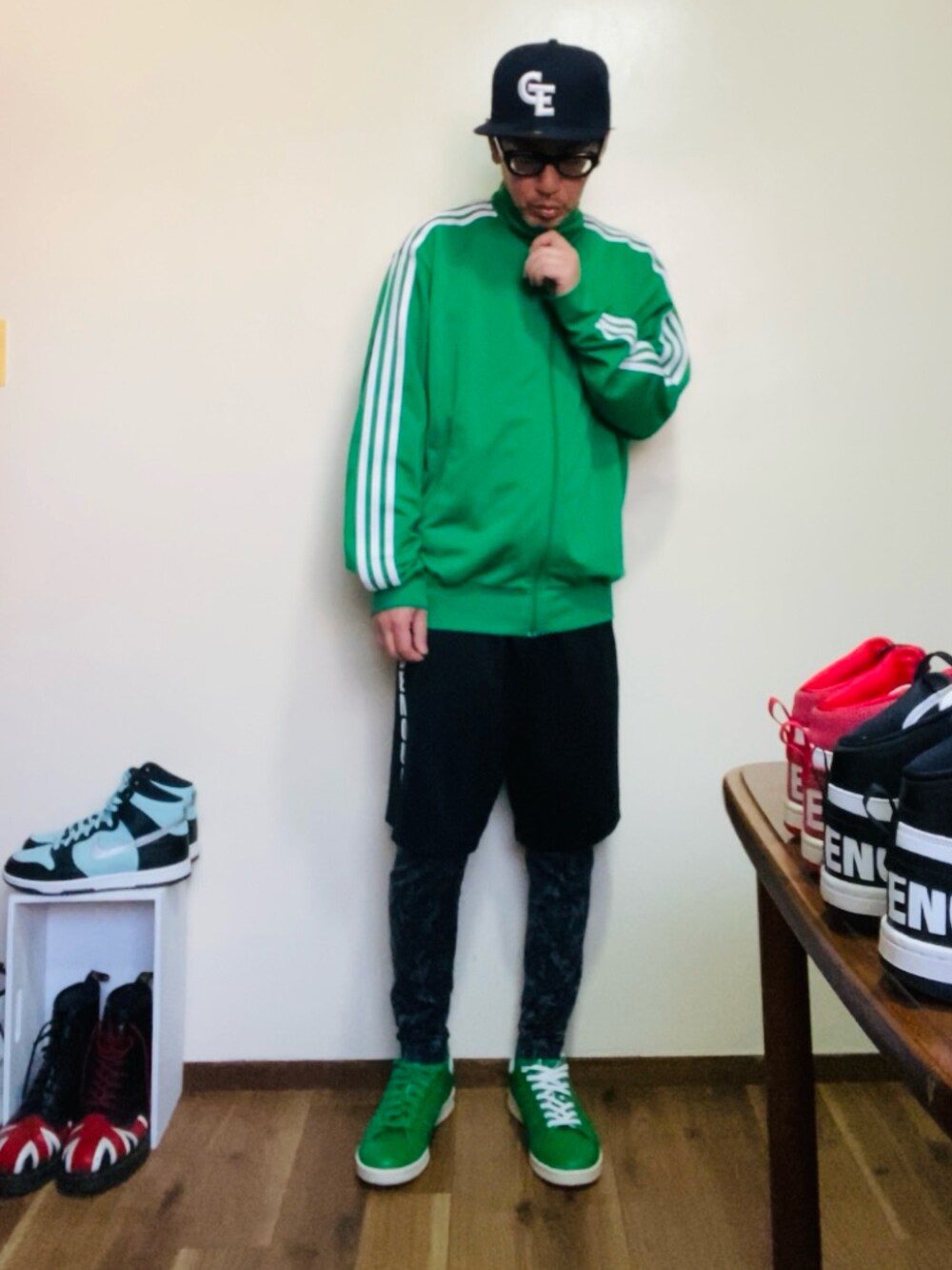 ブラック系のその他パンツ、グリーン系のジャージ、グリーン系のスニーカーを着用したメンズの春コーディネートの3枚目の写真