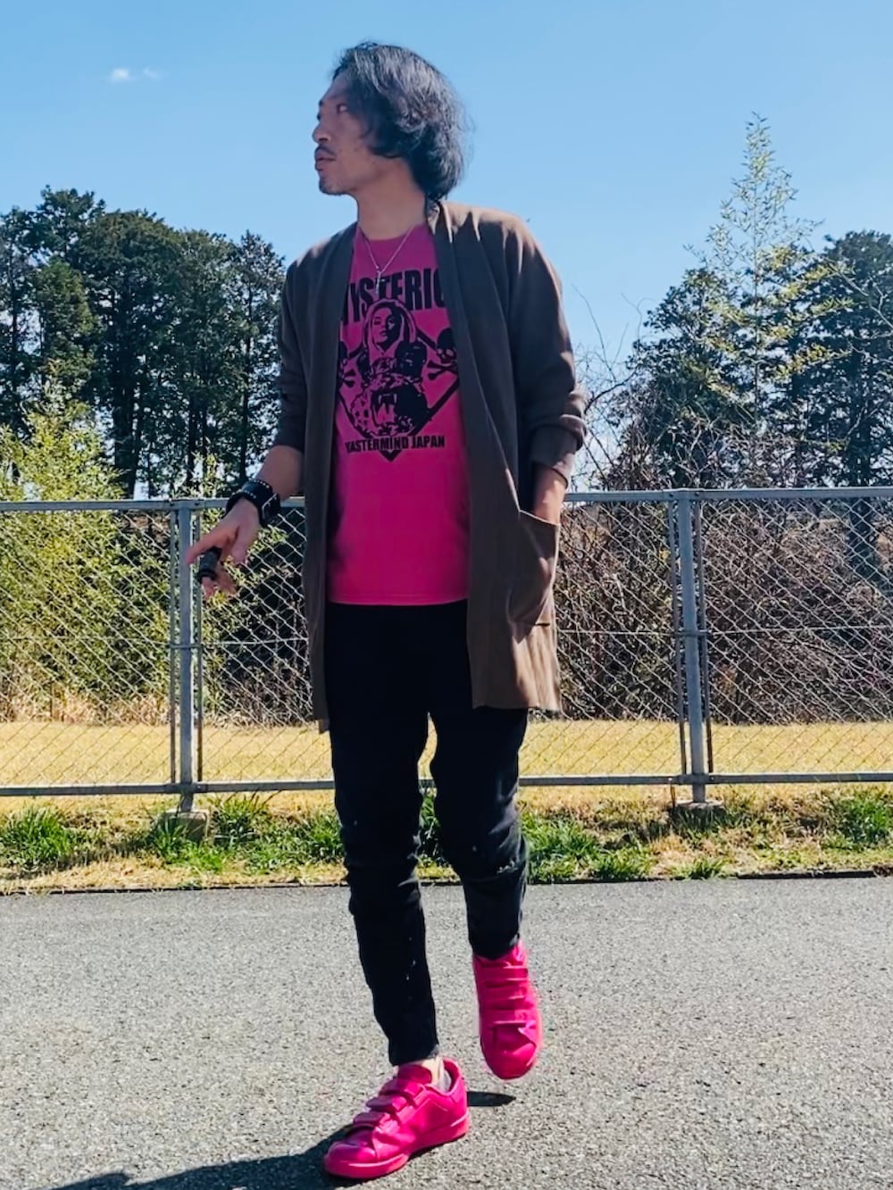 ピンク系のTシャツ/カットソー、ブラウン系のニット/セーター、ブラック系のデニムパンツを着用したメンズの春コーディネートの4枚目の写真