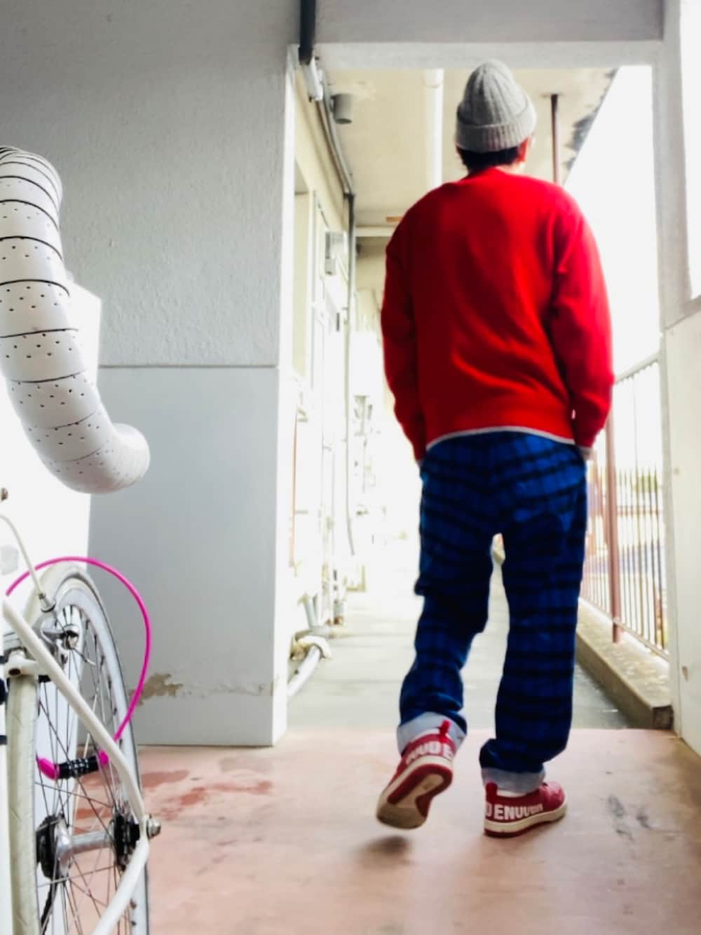 ブルー系のその他パンツ、レッド系のニット/セーター、レッド系のスニーカーを着用したメンズの秋コーディネートの3枚目の写真