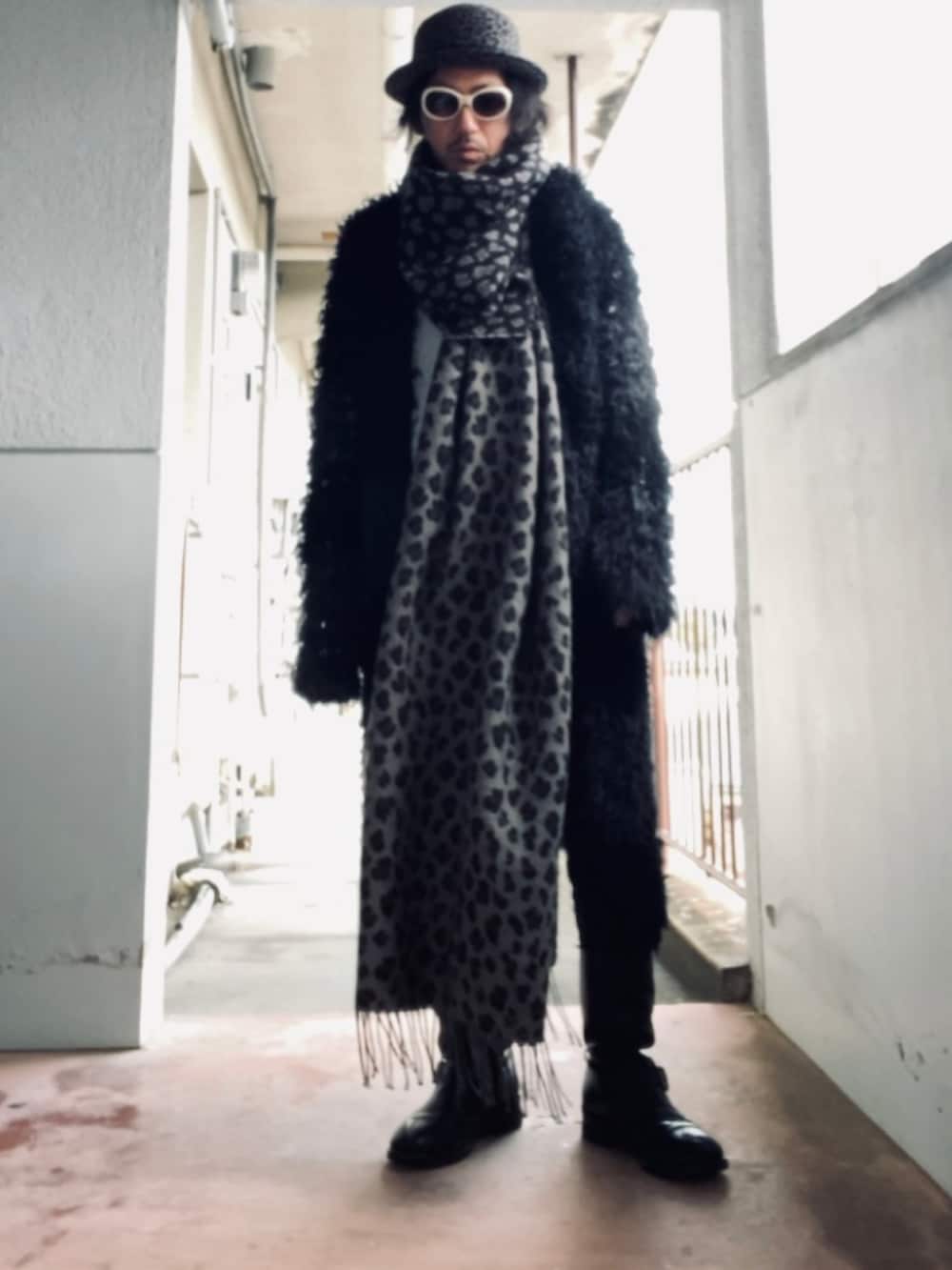 ブラック系のカーディガン/ボレロ、ブラック系のパンツ、ブラック系のブーツを着用したメンズの冬コーディネートの3枚目の写真