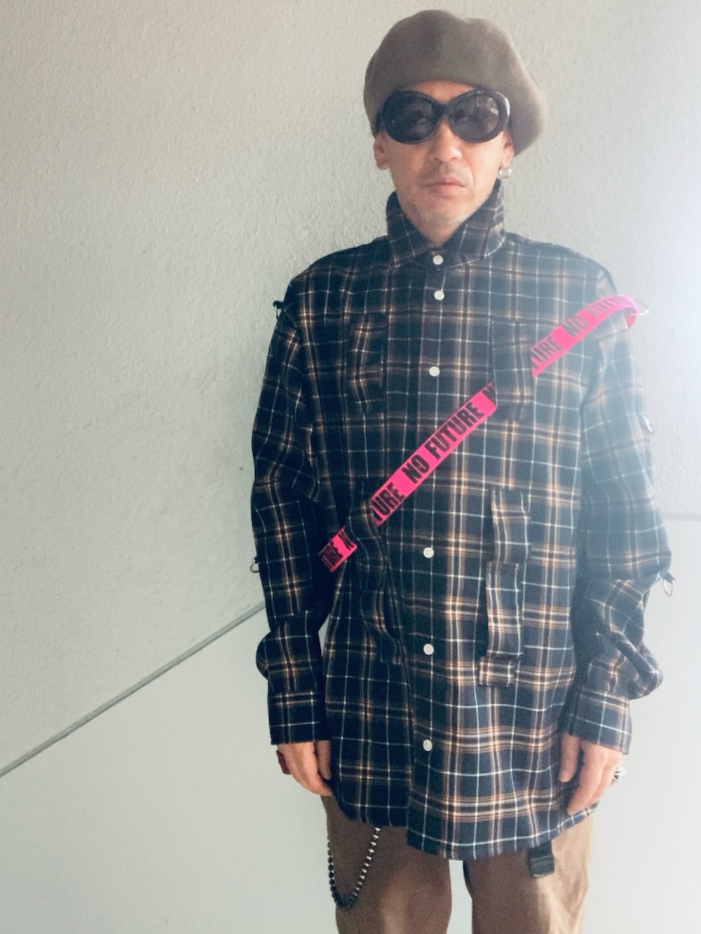 ブラウン系のシャツ/ブラウス、ブラウン系のチノパンツ、ブラック系のドレスシューズを着用したメンズの夏コーディネートの2枚目の写真