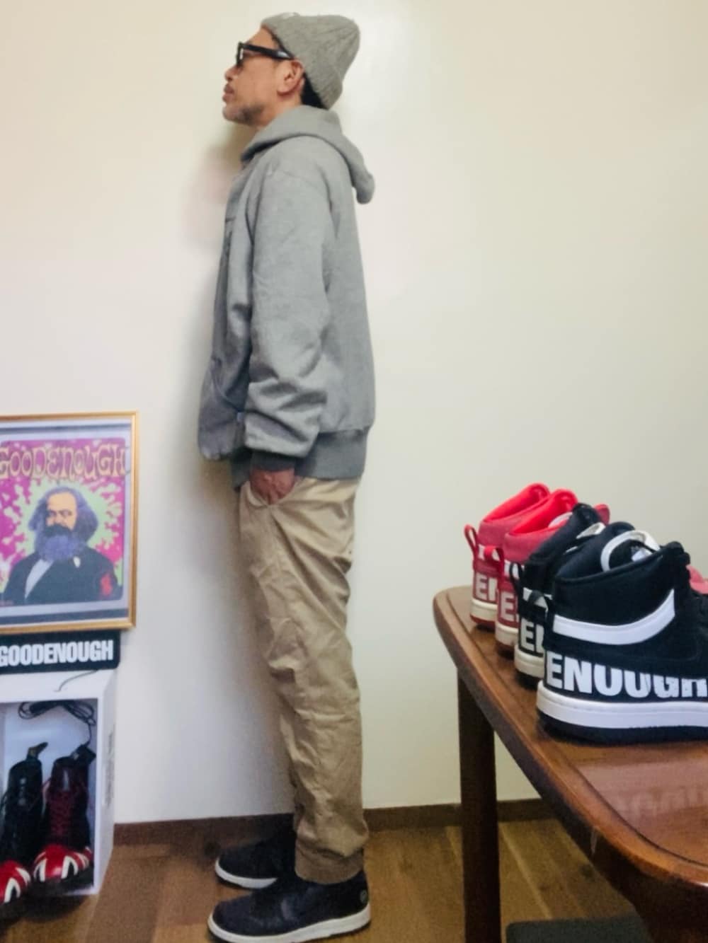 グレー系のパーカー、ベージュ系のチノパンツ、パープル系のスニーカーを着用したメンズの秋コーディネートの3枚目の写真