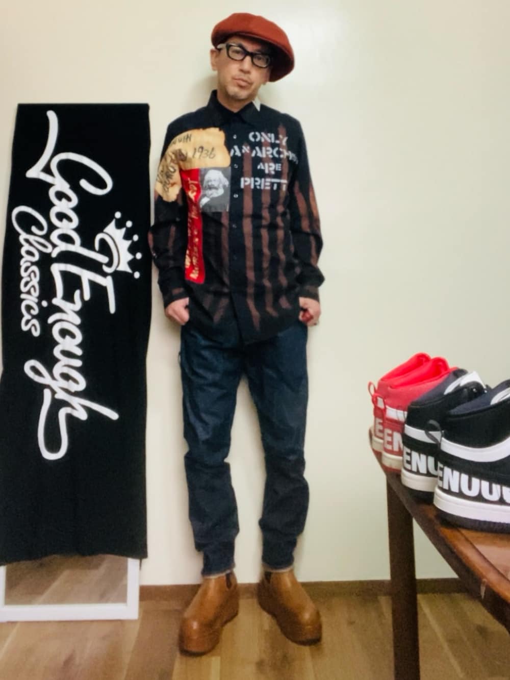 ブラック系のシャツ/ブラウス、ブルー系のデニムパンツ、イエロー系のブーツを着用したメンズの冬コーディネートの2枚目の写真