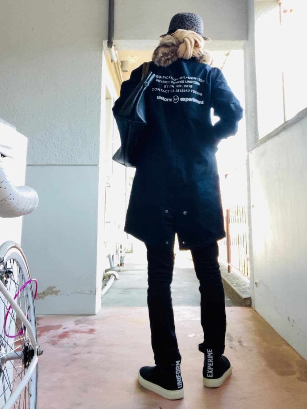 ブルー系のジャケット/アウター、ブラック系のパンツ、ブラック系のスリッポンを着用したメンズの秋コーディネートの3枚目の写真