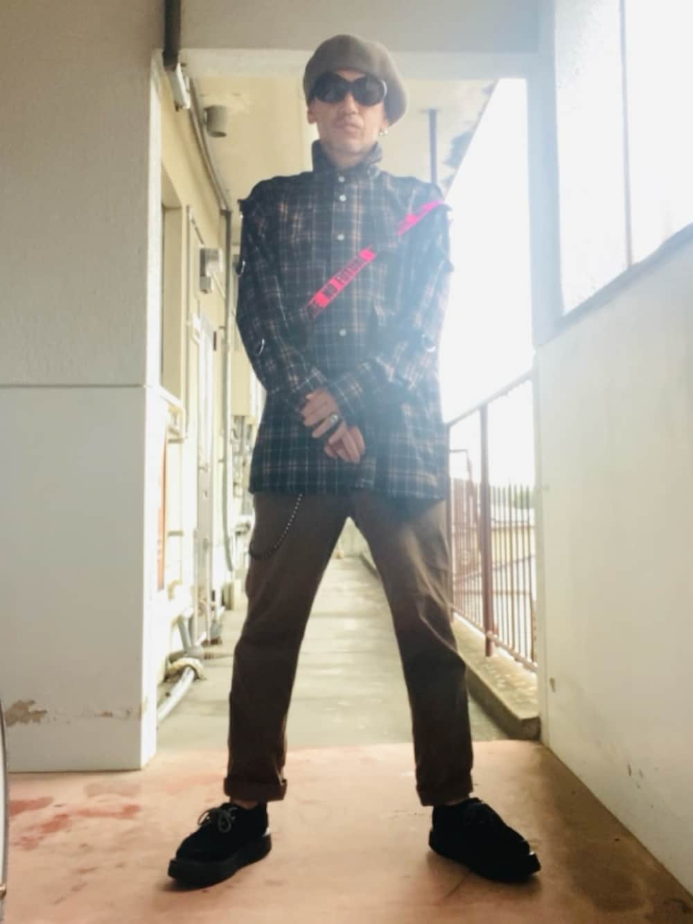ブラウン系のシャツ/ブラウス、ブラウン系のチノパンツ、ブラック系のドレスシューズを着用したメンズの夏コーディネートの5枚目の写真
