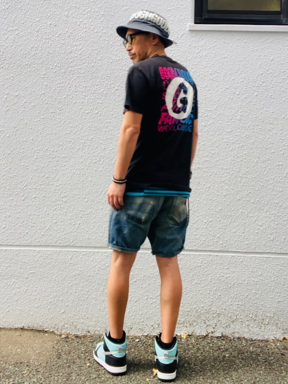 ブラック系のTシャツ/カットソー、ブルー系のその他パンツ、グリーン系のスニーカーを着用したメンズの春コーディネートの5枚目の写真