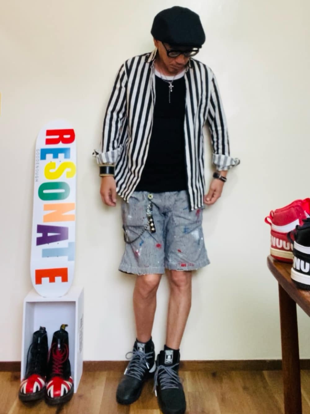 ホワイト系のシャツ/ブラウス、グレー系のデニムパンツ、ブラック系のスニーカーを着用したメンズの夏コーディネートの2枚目の写真