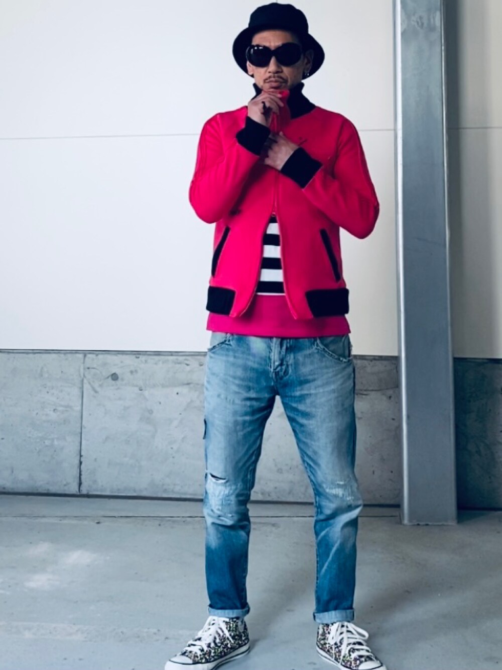 ピンク系のジャージ、ブルー系のデニムパンツ、ピンク系のTシャツ/カットソーを着用したメンズの春コーディネートの2枚目の写真