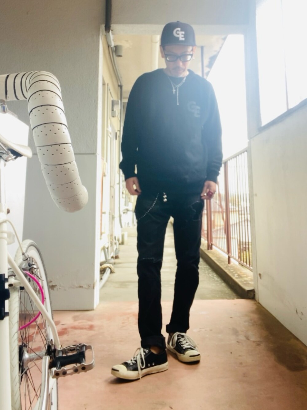 ブラック系のニット/セーター、ブラック系のその他パンツ、ブラック系のスニーカーを着用したメンズの春コーディネートの3枚目の写真