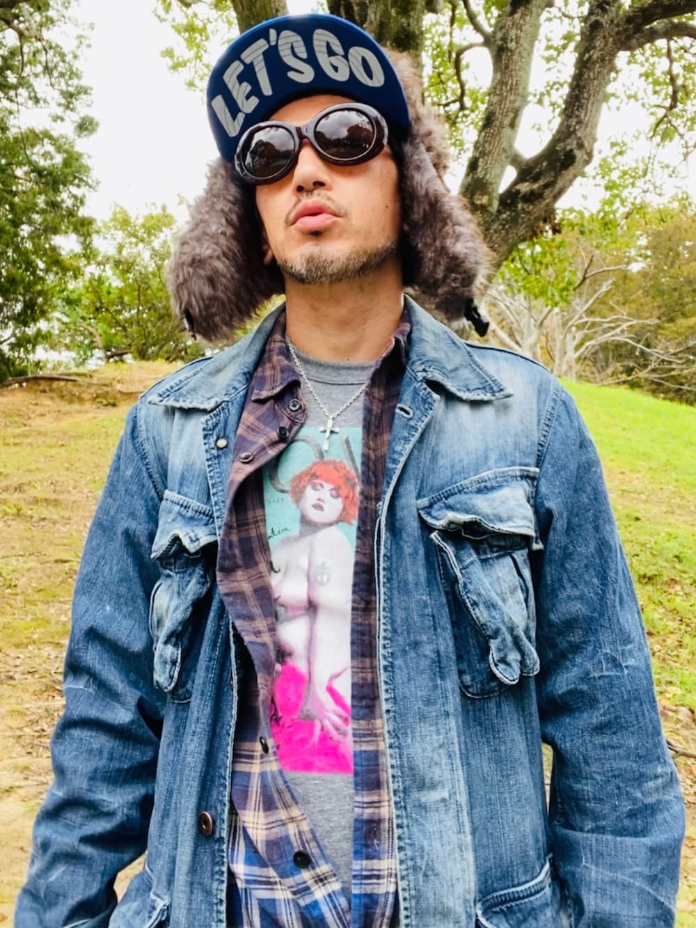 ブルー系のカバーオール、グレー系のTシャツ/カットソー、ブルー系のシャツ/ブラウスを着用したメンズの秋コーディネートの5枚目の写真