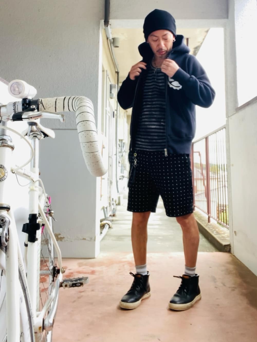 ブラック系のパーカー、ブラック系のタンクトップ、ブラック系のその他パンツを着用したメンズの春コーディネートの4枚目の写真