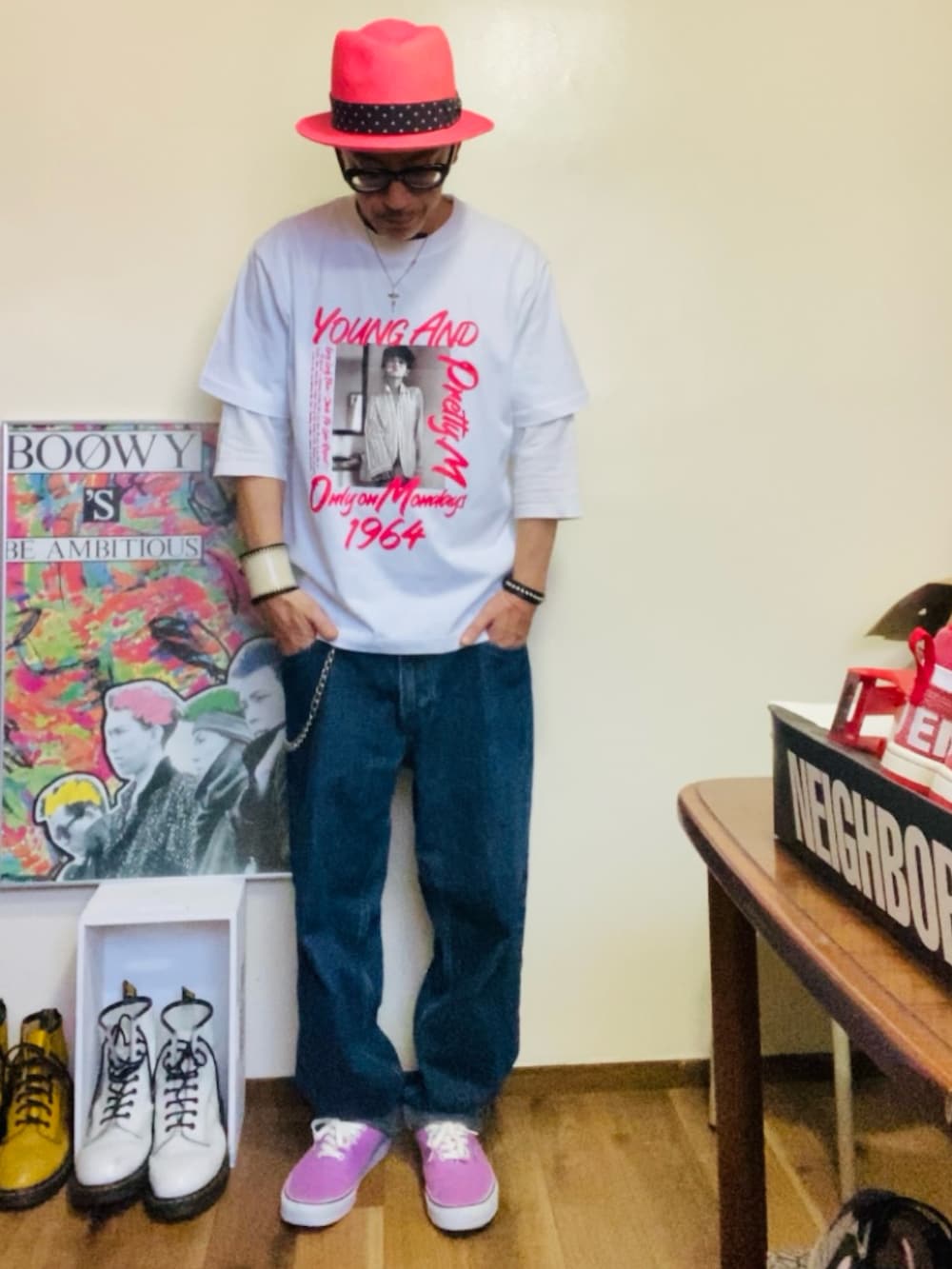 ホワイト系のTシャツ/カットソー、ブルー系のデニムパンツ、ピンク系のスニーカーを着用したメンズの夏コーディネートの2枚目の写真