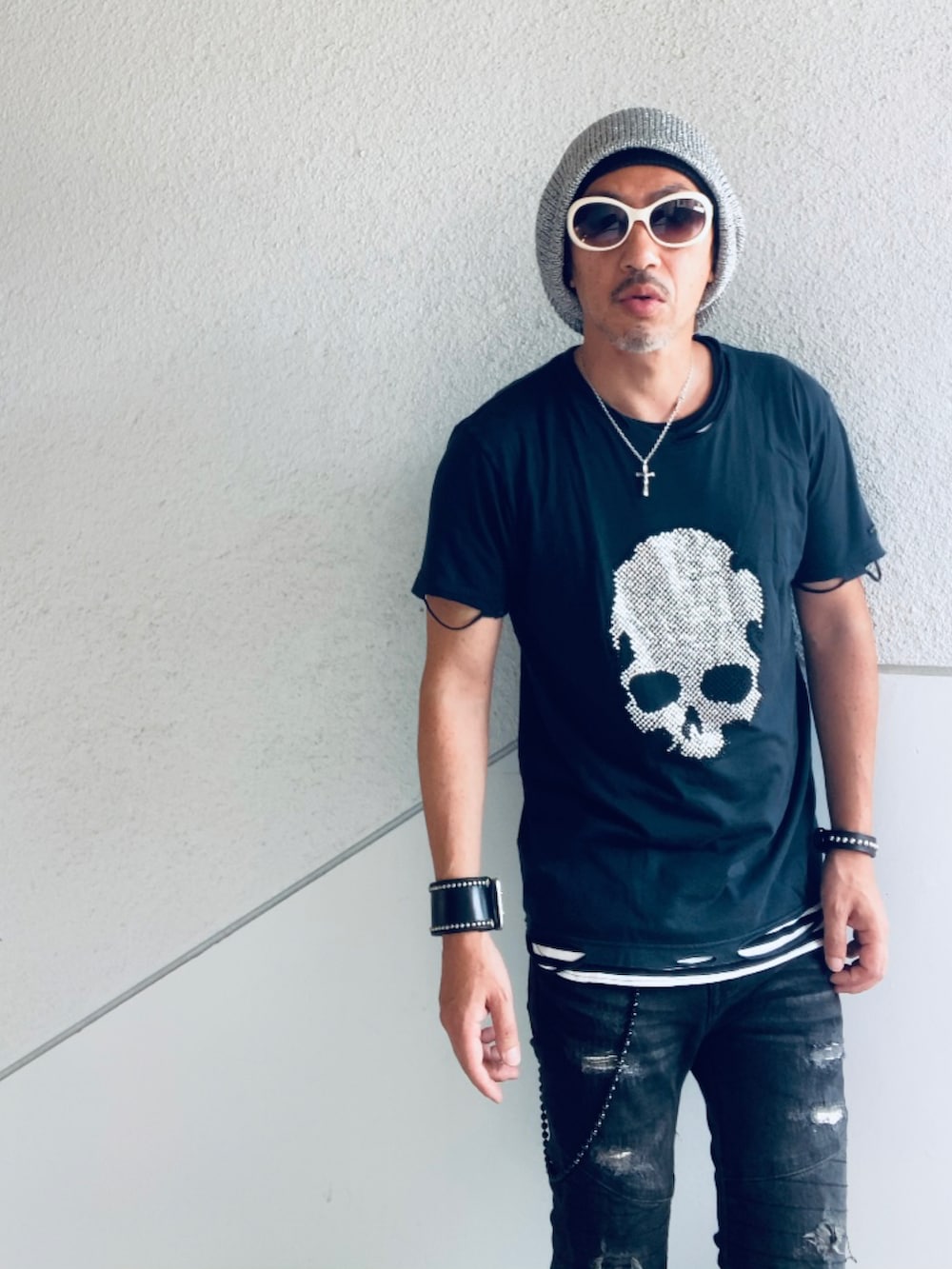 レッド系のノーカラーコート、ブラック系のTシャツ/カットソー、ホワイト系のタンクトップを着用したメンズの夏コーディネートの4枚目の写真