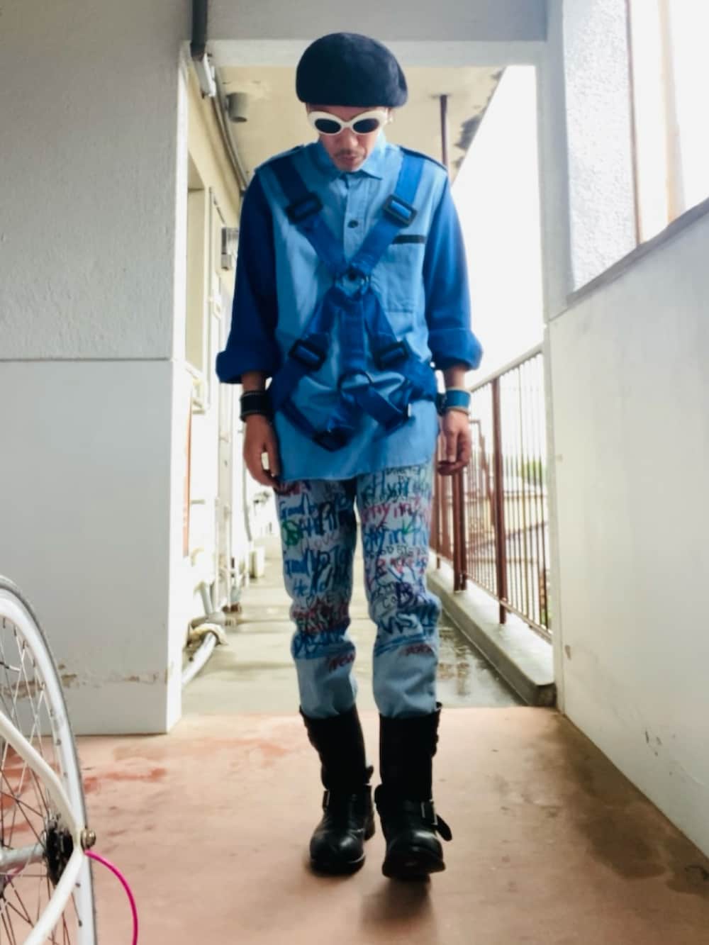 ブルー系のシャツ/ブラウス、ブルー系のデニムパンツ、ブラック系のブーツを着用したメンズの春コーディネートの2枚目の写真