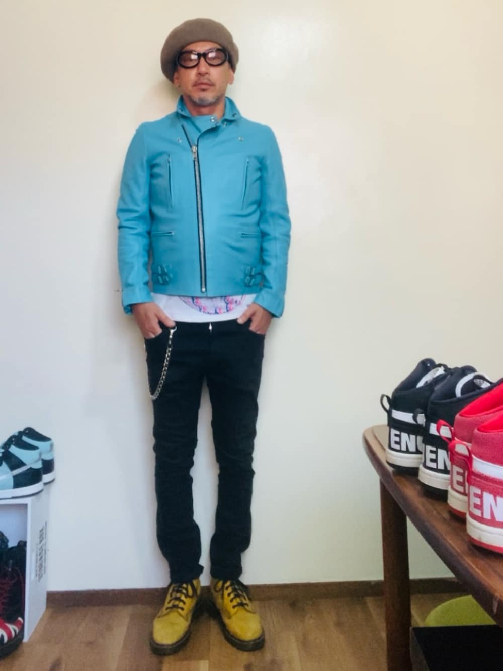 ホワイト系のTシャツ/カットソー、ブルー系のライダースジャケット、ブラック系のパンツを着用したメンズの秋コーディネートの4枚目の写真