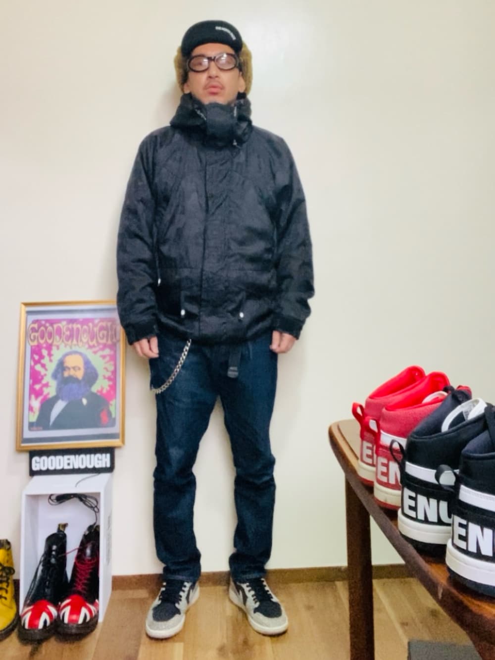 ブラック系のマウンテンパーカー、ブルー系のデニムパンツ、グレー系のスニーカーを着用したメンズの秋コーディネートの5枚目の写真